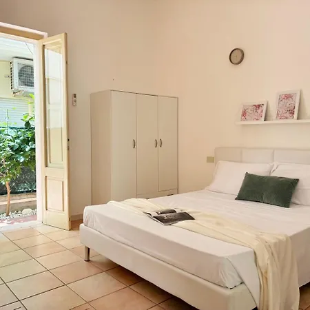 Holihome Eight 招待所 3*